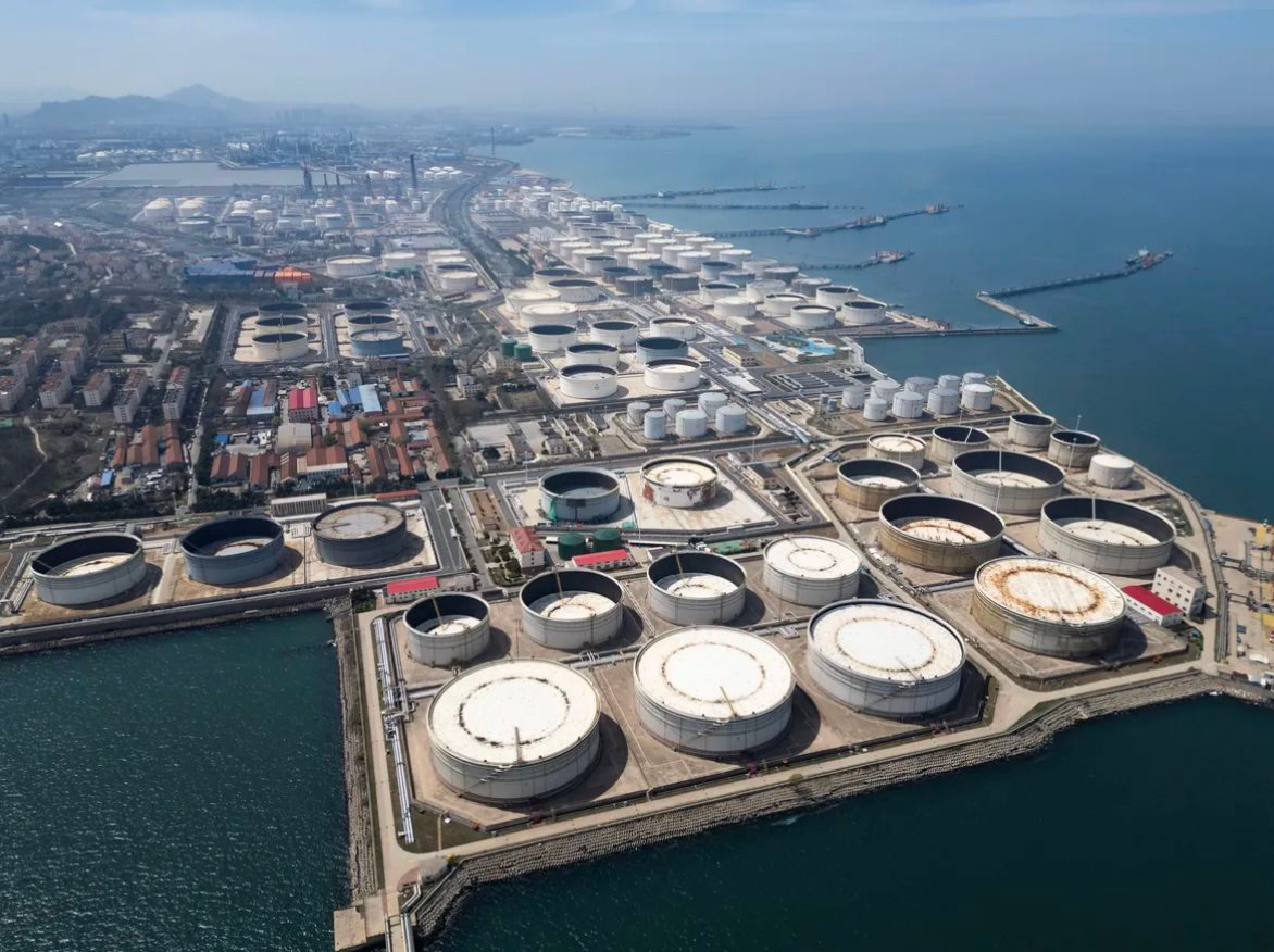 Giữa lúc eo biển Hormuz bị phong toả, một quốc gia vẫn ung dung nhận 38 triệu thùng dầu Iran đang 'nằm chờ sẵn'