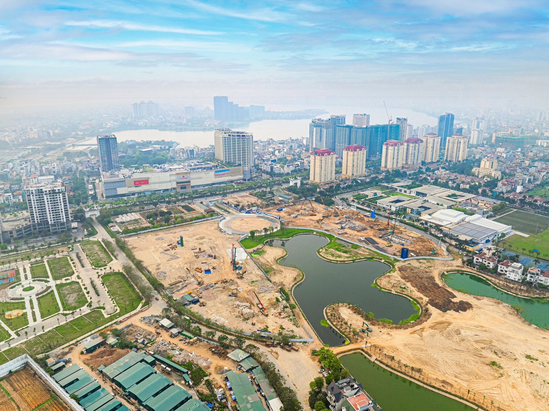 Tổ hợp hàng hiệu quy mô bậc nhất Thủ đô đang thi công ra sao tại toạ độ “vàng” Ciputra?