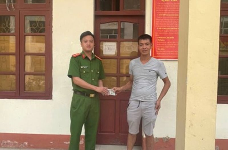 Phát hiện loạt tờ tiền mệnh giá 500K, tổng cộng hơn 97.380.000 đồng nằm chơ vơ trên đường