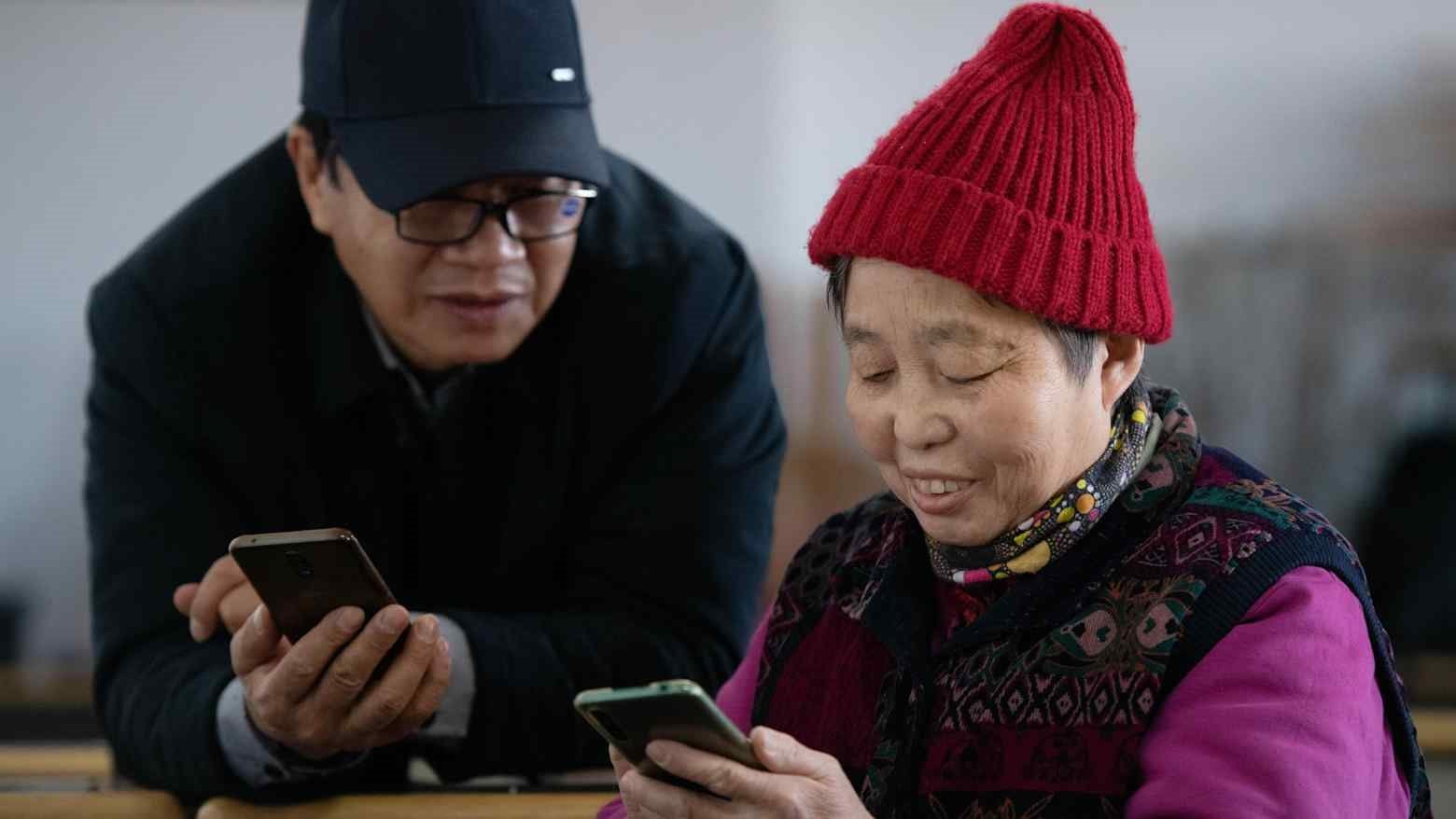 Bật khóc vì câu nói của Robot: 323 triệu người già Trung Quốc đang "dạy" AI cách làm con cháu