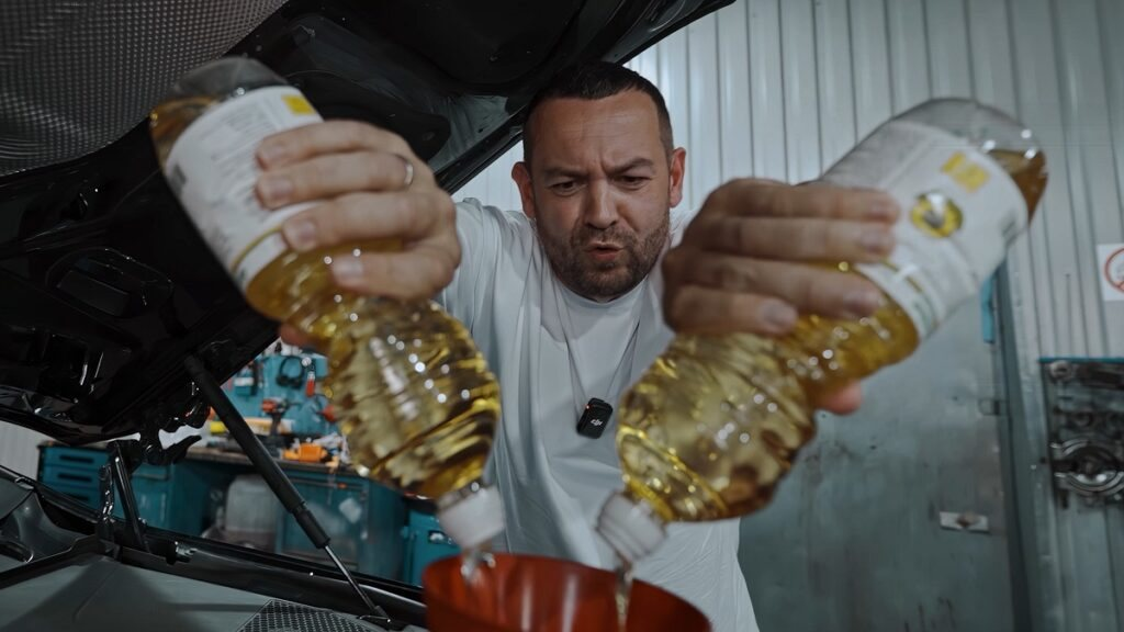 Giá xăng dầu chạm mốc 62.000 đồng/lít, dân nước láng giềng của Nga đổ dầu ăn cho ô tô thay diesel