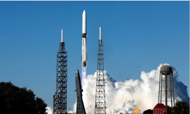 “Rùa” và “Thỏ” trong cuộc đua không gian vũ trụ: Thương vụ 11 tỷ USD đằng sau bức ảnh đầy ẩn ý của Jeff Bezos