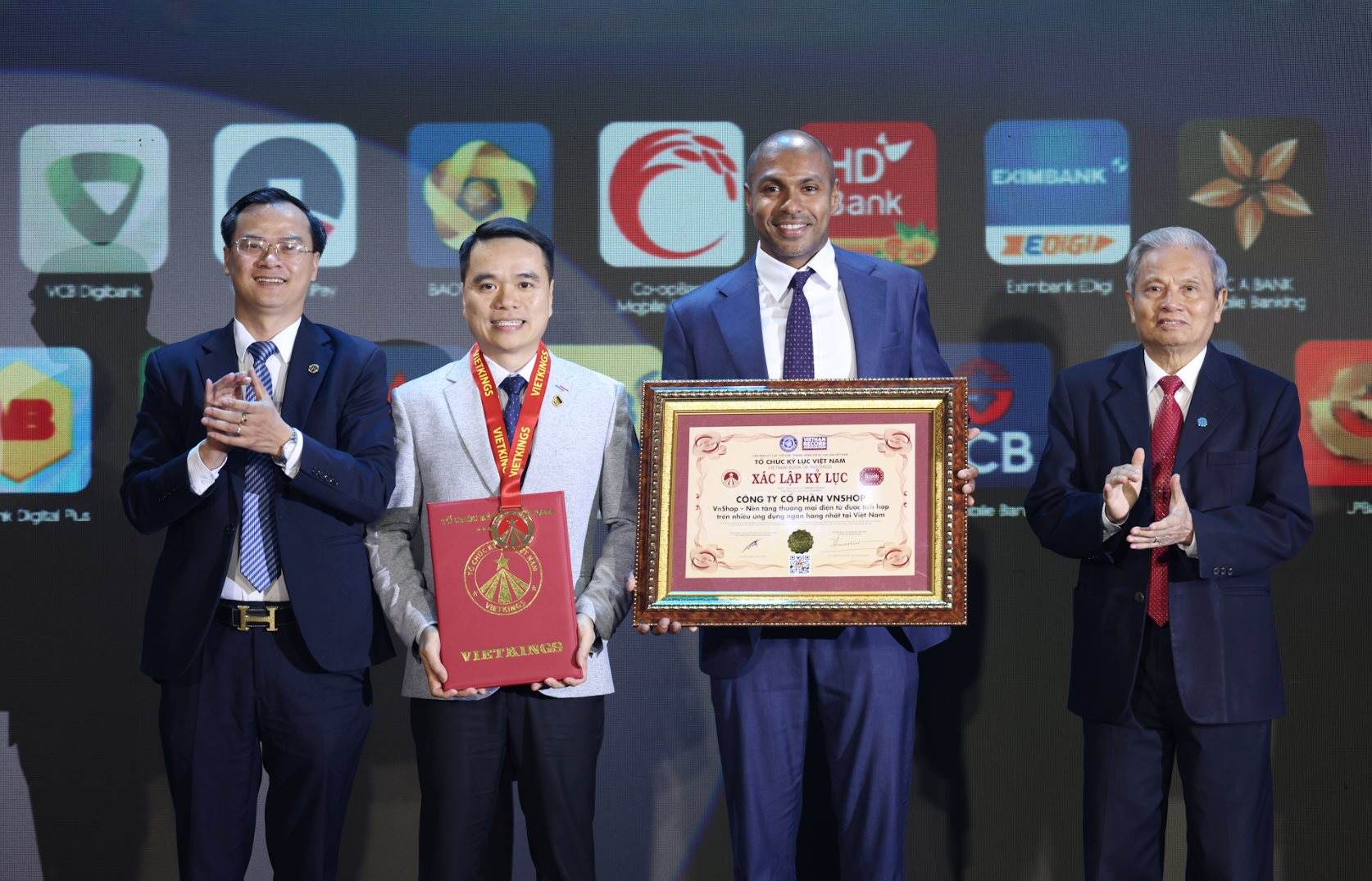 VnShop lập kỷ lục Việt Nam khi tích hợp trên ứng dụng của 19 ngân hàng