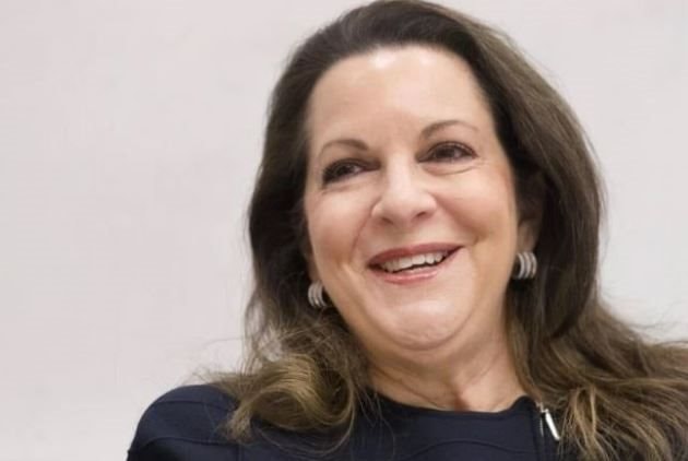 Bị từ chối thăng chức, người phụ nữ vay 2,3 tỷ USD mua lại công ty, sa thải sếp cũ