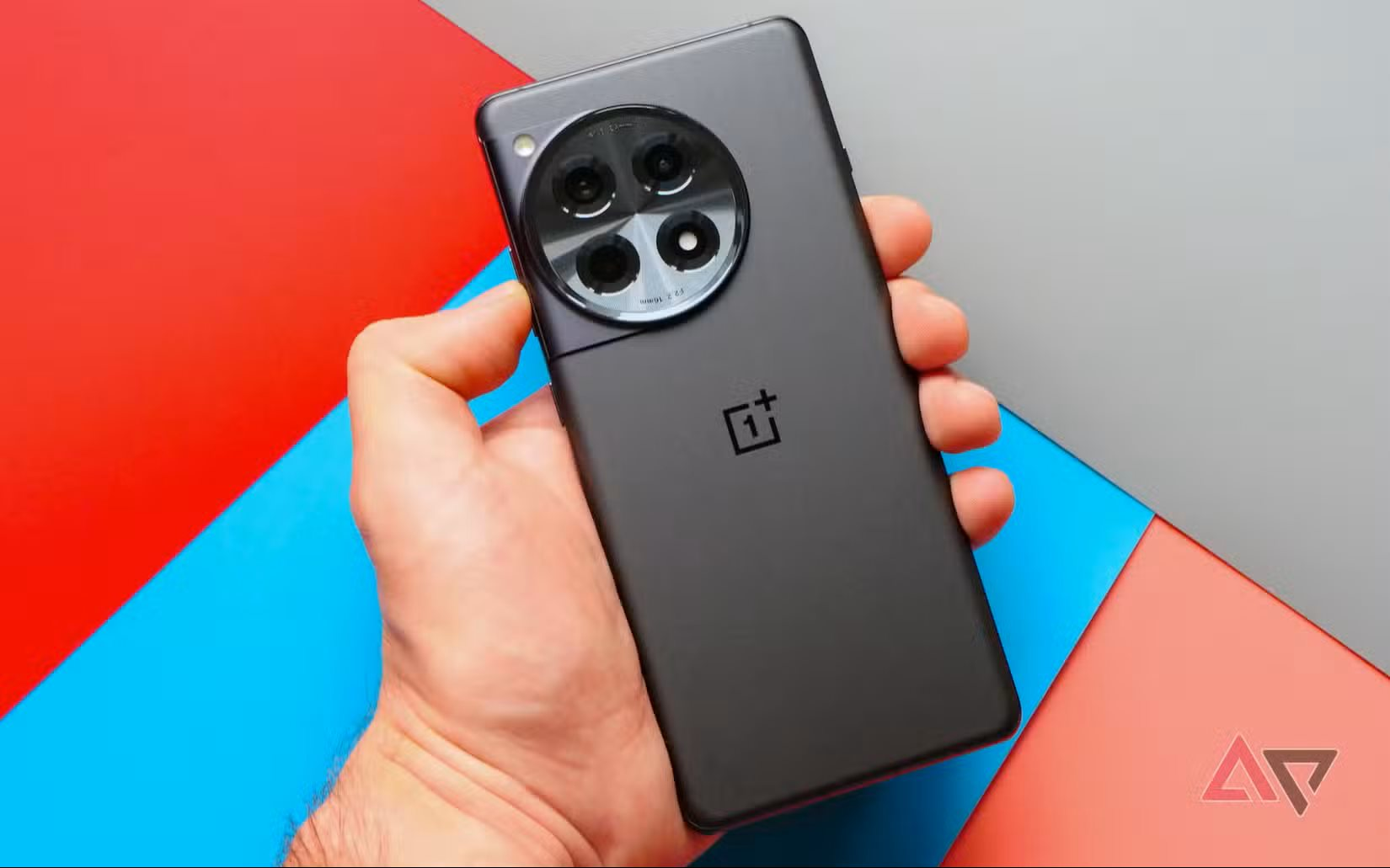 Năm nay tôi chẳng mua điện thoại mới nào vì dùng máy cũ 7 năm rồi cảm thấy chẳng khác gì: Bạn cũng nên thế