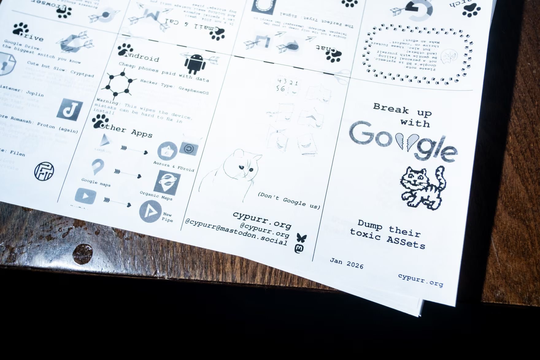 Khi công nghệ trở nên “toxic”: Tại sao hàng ngàn người đang học cách rời khỏi sự kiểm soát của Google và Apple?