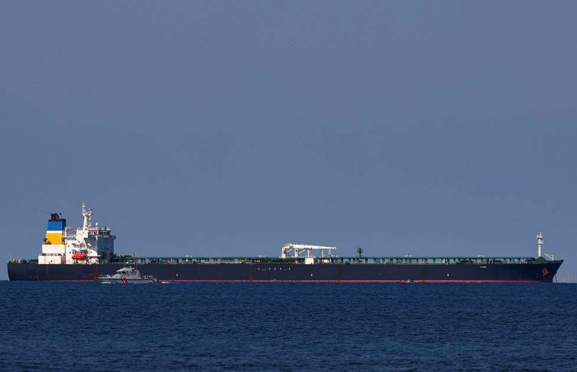 Tàu chở khoảng 1,5 triệu thùng dầu nghi của Nga bất ngờ được thả sau khi bị vây bắt, đi thẳng đến một nước châu Á