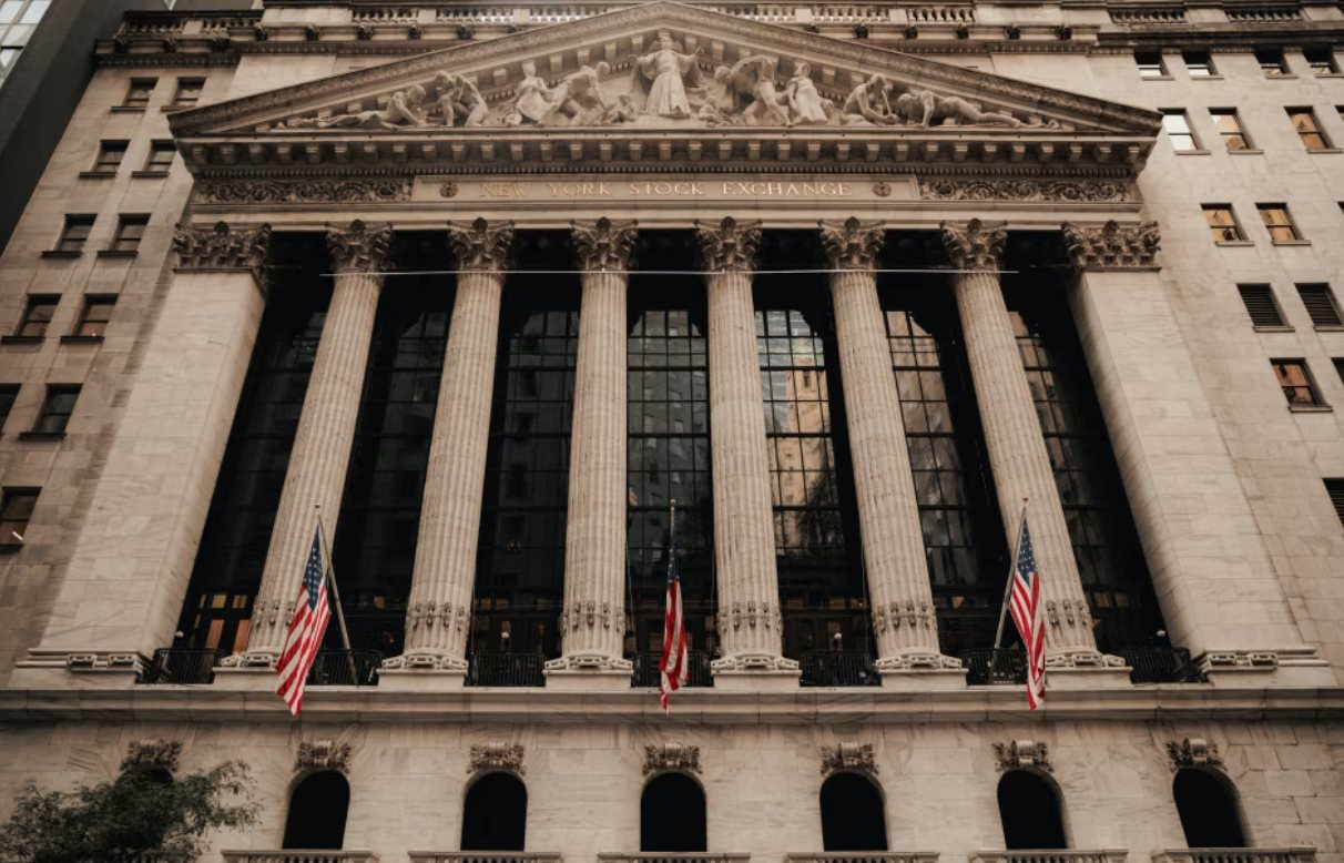 Từ kẻ thù Bitcoin trở thành 'ông trùm': Sàn chứng khoán 233 tuổi lột xác chấn động, khai tử giao dịch truyền thống để đặt cược vào Blockchain 