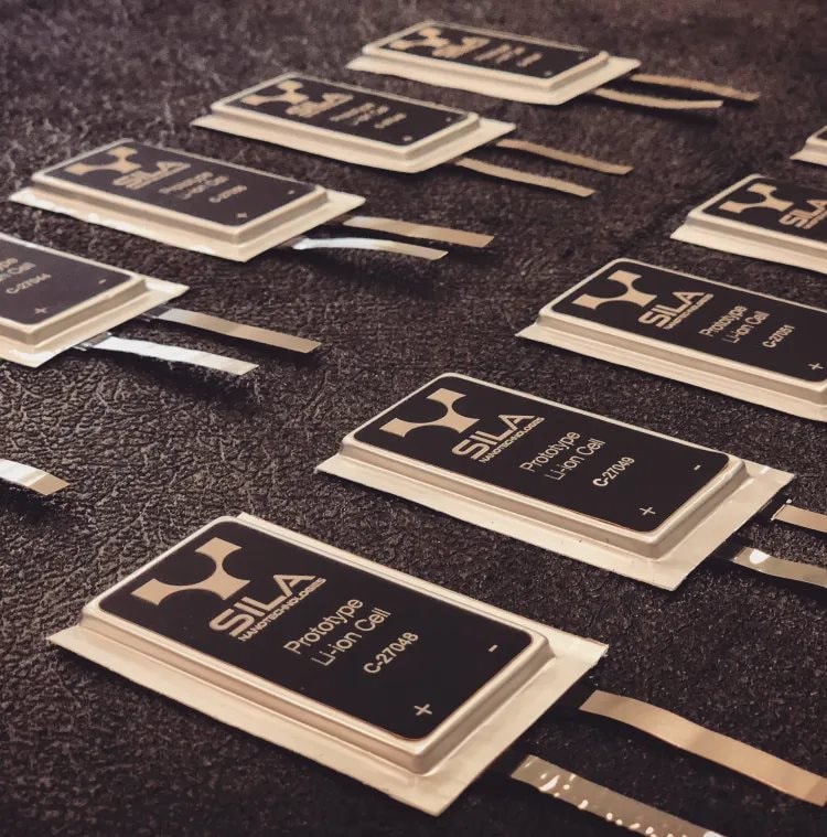 Pin càng 'trâu', máy càng mỏng: Apple, Samsung và Google có đang bỏ lỡ cuộc chơi lớn nhất của smartphone?