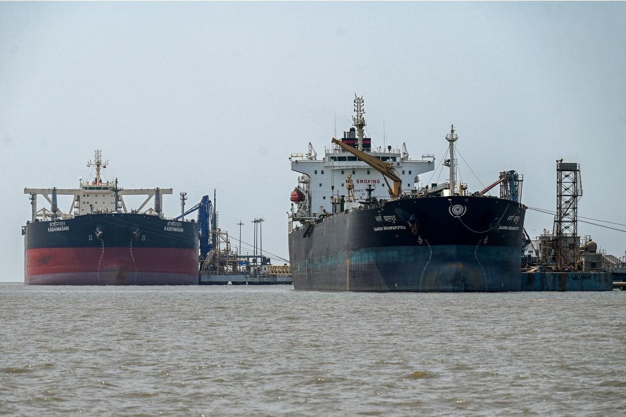 Để mua 2 triệu thùng dầu Iran dễ dàng, nền nước láng giềng của Trung Quốc phải 'nhờ' tới Bắc Kinh