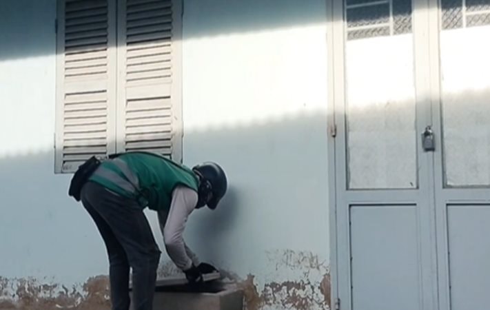 Shipper giao đơn nhưng vào nhà không thấy ai, chủ về lấy camera an ninh đăng lên mạng