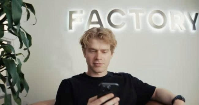 Bị “thách” nghỉ học để mở công ty, thanh niên trẻ tuổi đã tạo lập startup AI định giá 1,5 tỷ USD