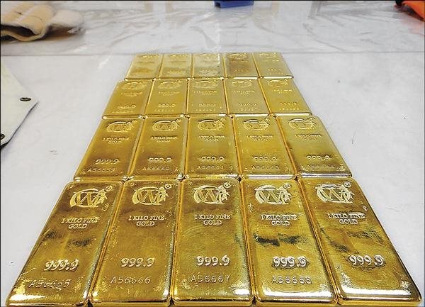 Đột kích hang ổ của 2 người đàn ông chi hơn 119 tỷ đồng mua vàng sau 5 tháng theo dõi, công an tịch thu 20 kg vàng bất hợp pháp trị giá hơn 386 tỷ