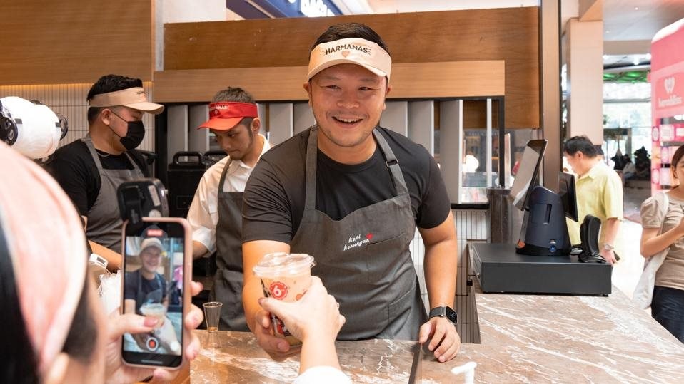 Chuỗi cà phê sắp lật đổ Starbucks tại ĐNÁ: Giá chỉ hơn 30.000 đồng/cốc, cứ mỗi ngày lại mở thêm 1 cửa hàng, founder mới 37 tuổi