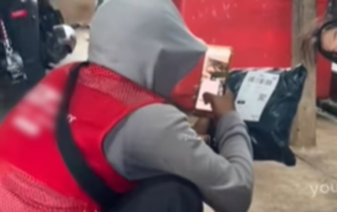 Shipper vào nhà giao hàng đúng lúc khách nữ đang ngủ say, hành động khiến chủ nhà quay video đăng ngay lên mạng