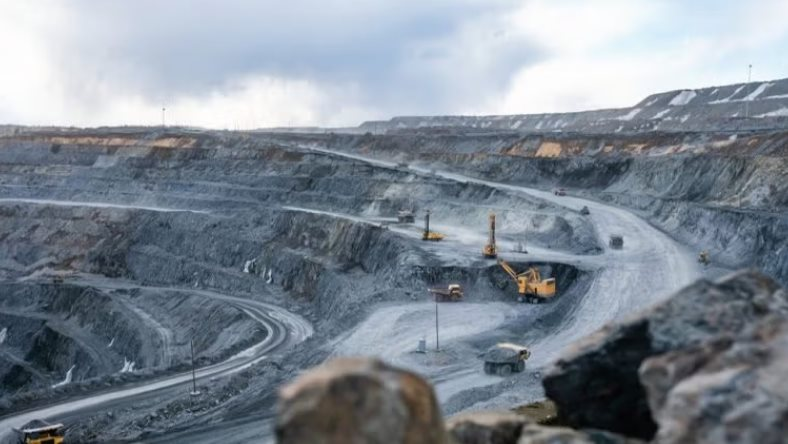 Phát hiện 8 xe tải 90 tấn Trung Quốc không người lái, dùng mạng không dây, im lặng di chuyển giữa tấn bụi