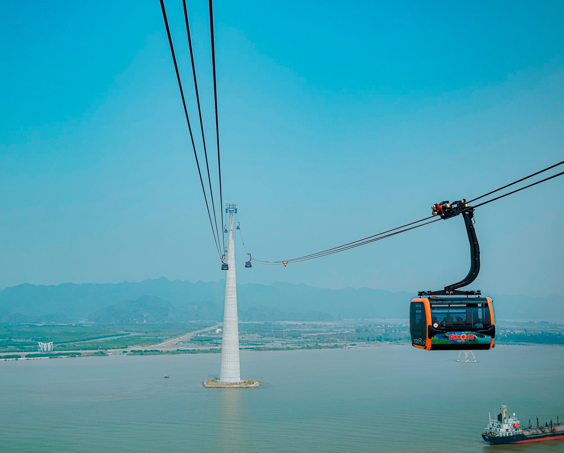 Việt Nam sở hữu một công trình giữa biển lập kỷ lục thế giới, trụ cao ngang tòa nhà 48 tầng, được Guinness xác nhận ngay ngày khai trương
