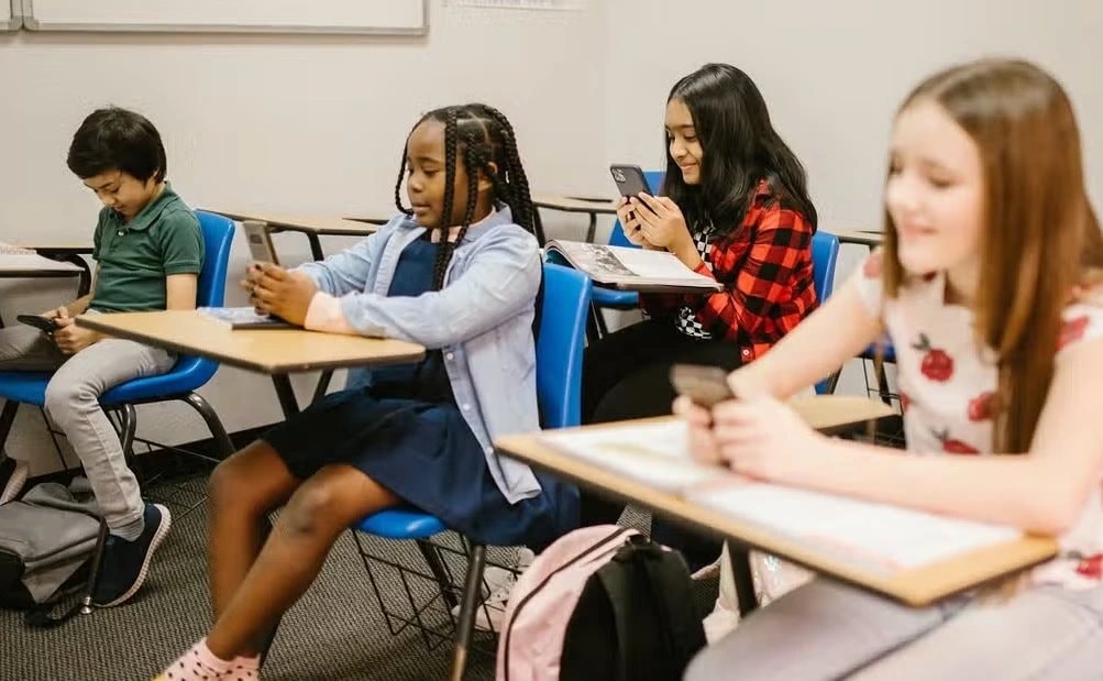 99% trường học tại Anh cấm smartphone: Quyết định lịch sử hay bước lùi của giáo dục số?
