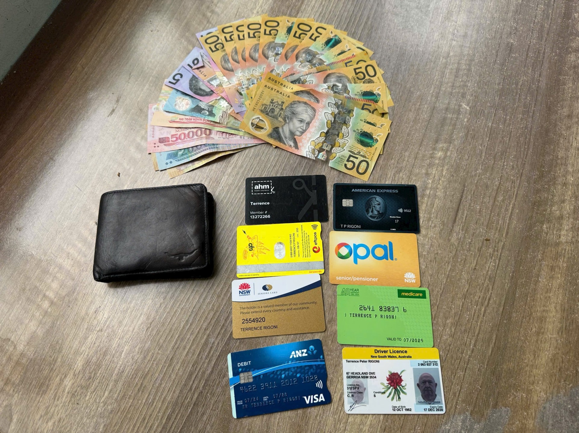 Phát hiện 1 chiếc ví màu đen có 300.000 đồng, 830 AUD và loạt thẻ tín dụng trên đường đi chợ: Công an sử dụng biện pháp nghiệp vụ vào cuộc