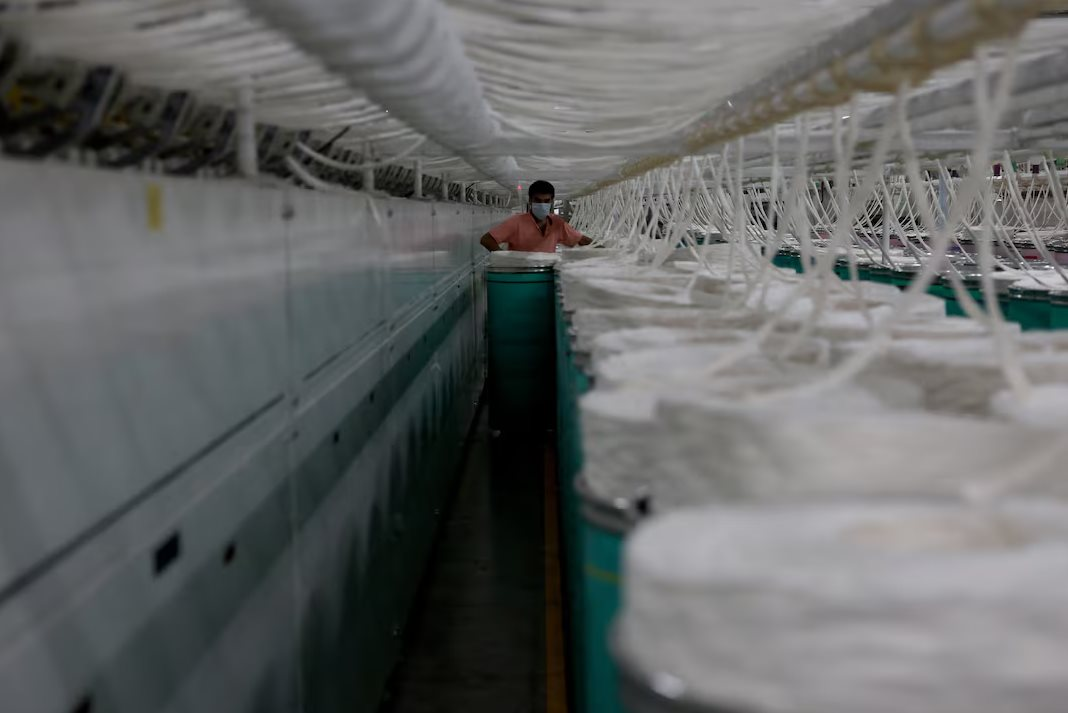 Phát hiện đội tàu chở 1.500 container di chuyển thẳng đến Trung Quốc, nhà máy chạy 100% công suất, đón tin vui giữa căng thẳng Hormuz