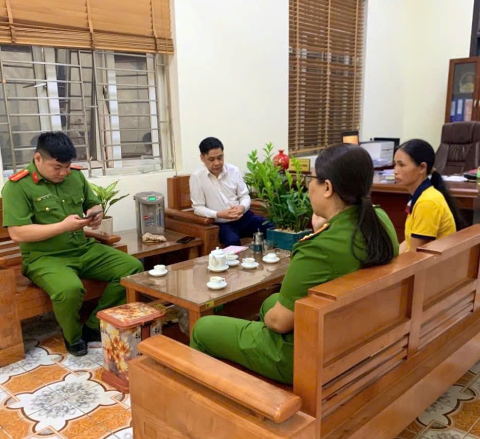 Người phụ nữ SN 1985 đến chi nhánh ngân hàng Agribank rút tiền tiết kiệm, giao dịch viên đang làm thủ tục phải vội báo công an
