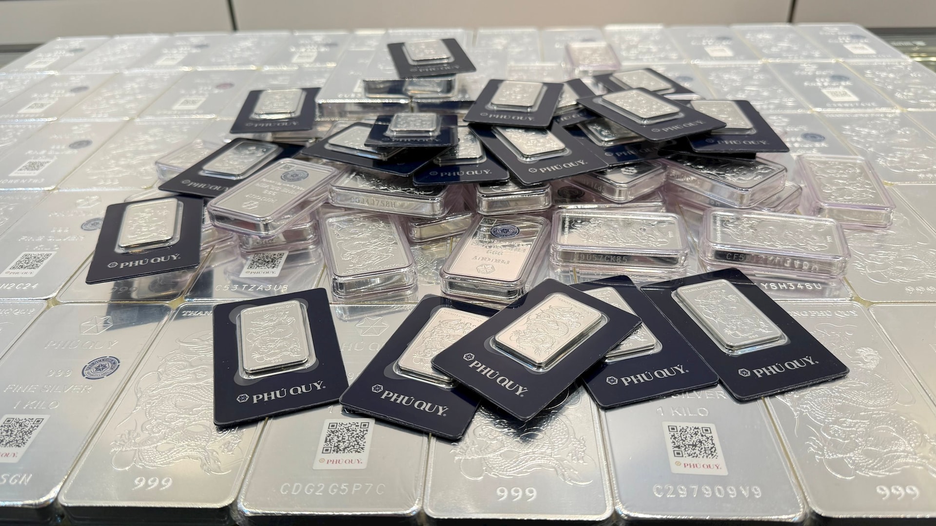 Giá bạc lại mất mốc 80 triệu đồng/kg