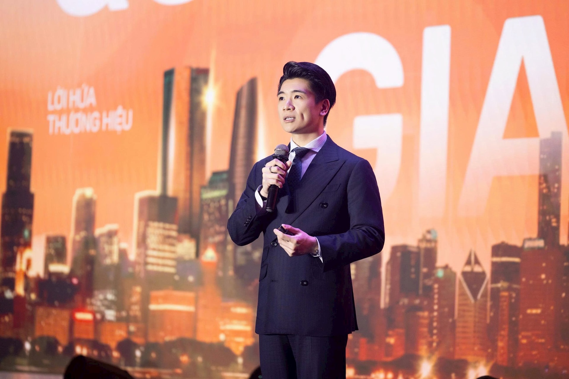 Phó Chủ tịch SHB xuất hiện lịch lãm tại ĐHĐCĐ 2026, giới thiệu bộ nhận diện mới lấy cảm hứng từ dáng hình đất nước