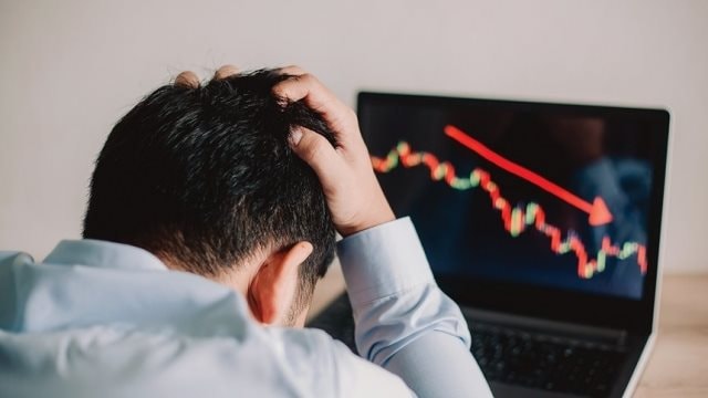 Khối ngoại bán ròng đột biến hơn 2.000 tỷ đồng phiên cuối tuần, cổ phiếu nào là tâm điểm "xả hàng"?