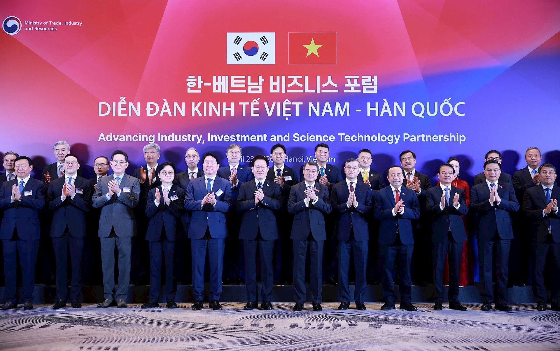 anh_-duong-giang.-thu-tuong-le-minh-hung-va-tong-thong-dai-han-dan-quoc-lee-jae-myung-cung-dai-dien-doanh-nghiep-hai-nuoc-du-toa-dam-ban-tron.jpg