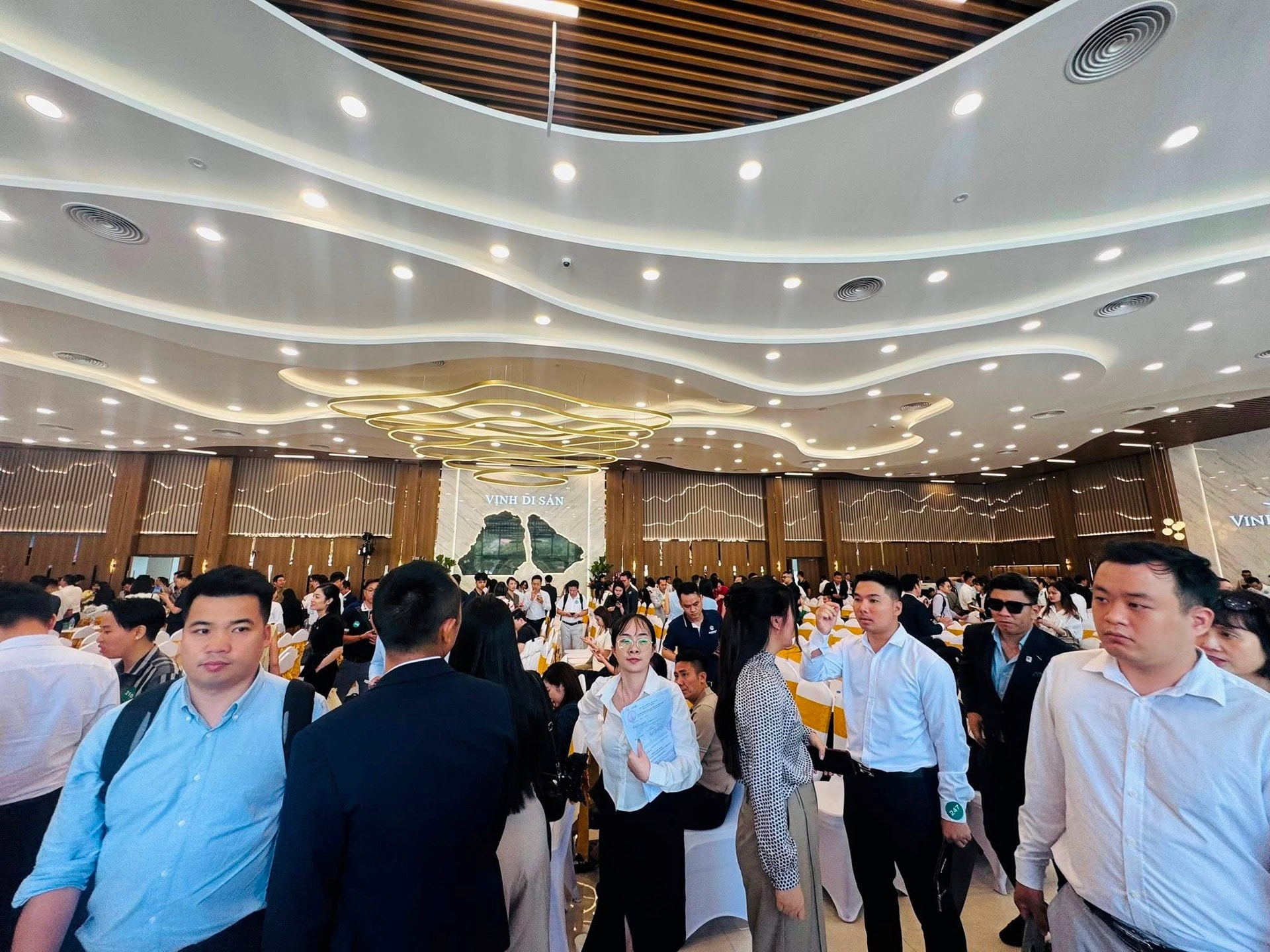 Hàng nghìn người “đổ bộ” Hạ Long ngày đầu nghỉ lễ vì siêu dự án 18 tỷ USD của tỷ phú Phạm Nhật Vượng
