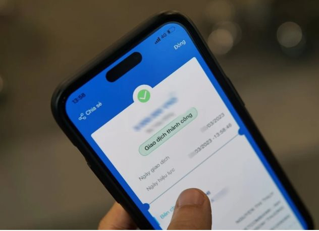 Công an kiểm tra giao dịch chuyển khoản 20 triệu đồng ở ngân hàng ACB của người đàn ông SN 1995 