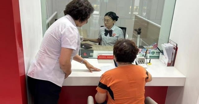 Người phụ nữ đến ngân hàng yêu cầu rút 424 triệu đồng tiền tiết kiệm, giao dịch viên đang làm thủ tục phải vội báo công an