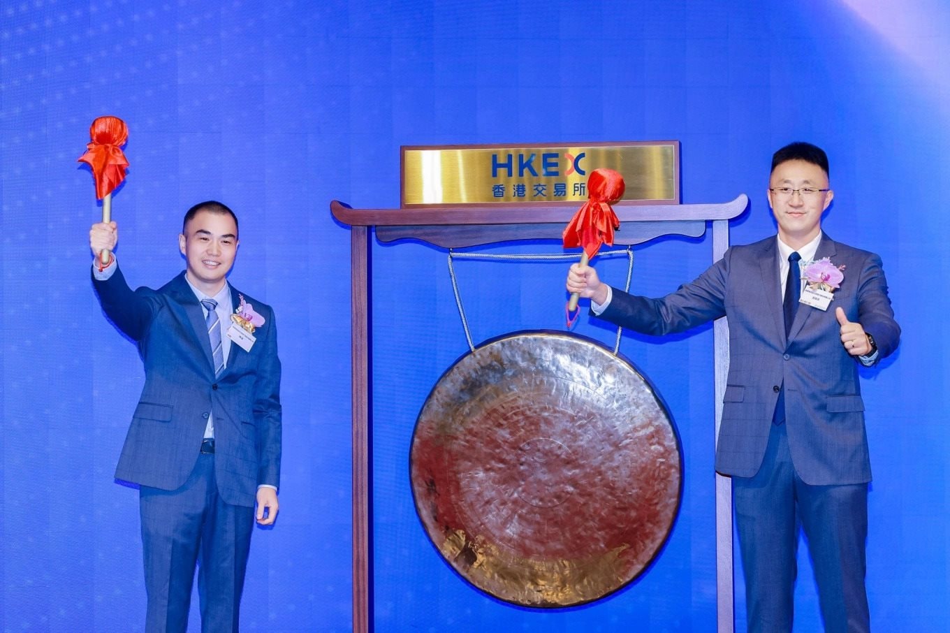 Từ tay trắng thành tỷ phú USD sau 1 đêm nhờ bán "mắt thần" cho Robot