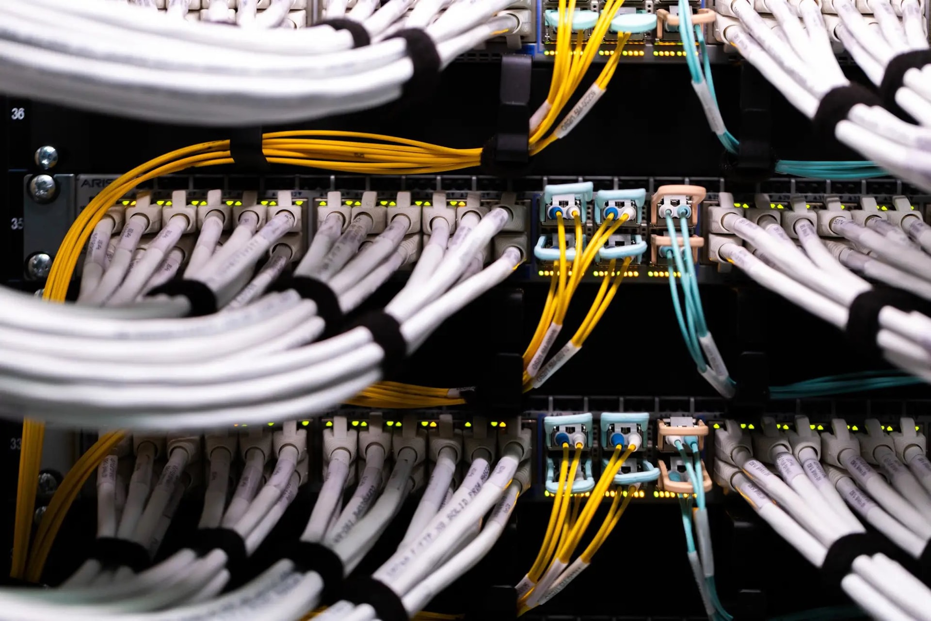 AI bùng nổ toàn cầu, nhưng thế giới lại “khát” 200.000 lao động trong ngành không cần bằng đại học