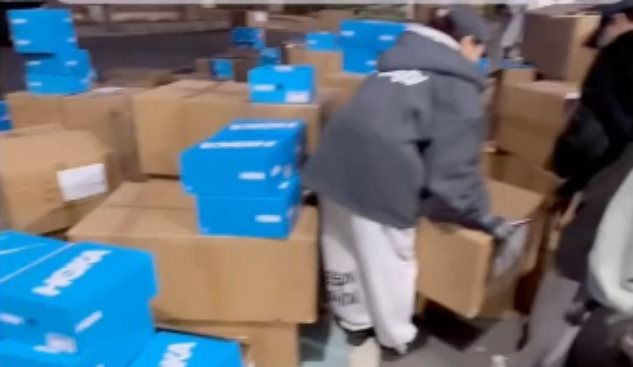 Shipper tự mở cửa công ty dù không thấy bóng người, chủ về trích xuất camera an ninh đăng hết lên mạng