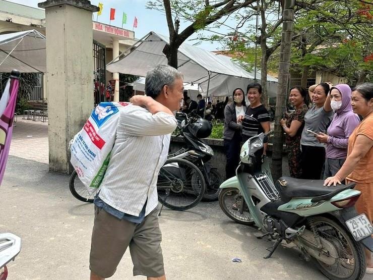 Cảnh chưa từng có tại dự án lớn nhất lịch sử 925.000 tỷ đồng của Vingroup: Người dân vác bao tải đi nhận tiền đền bù