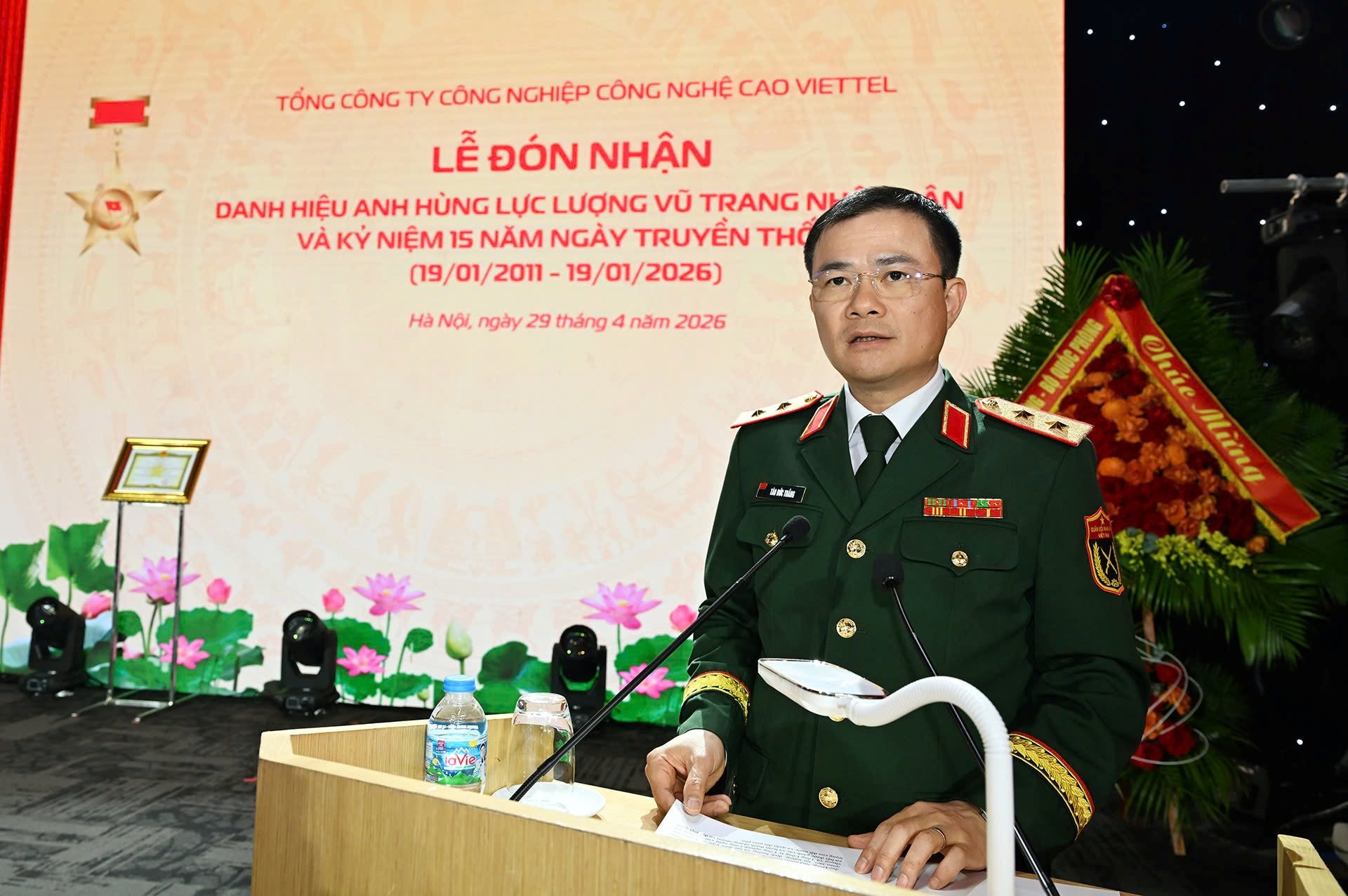 em-tong-giam-doc-tap-doan-viettel-phat-bieu-tai-le-don-nhan-danh-hieu-anh-hung-luc-luong-vu-trang-nhan-dan-va-ky-niem-15-nam.jpg