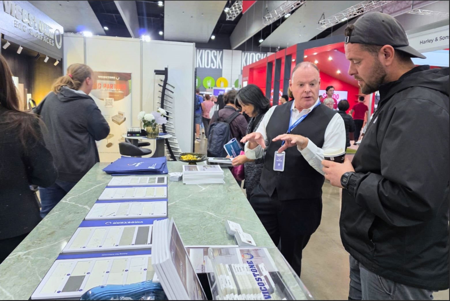 khach-hang-tham-quan-gian-hang-vicostone-tai-trien-lam-melbourne-home-show.jpg