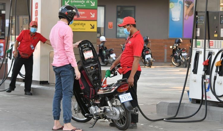 Bất chấp nhiều loại thuế phí về 0, giá xăng tại Campuchia vẫn tiếp tục tăng rất cao
