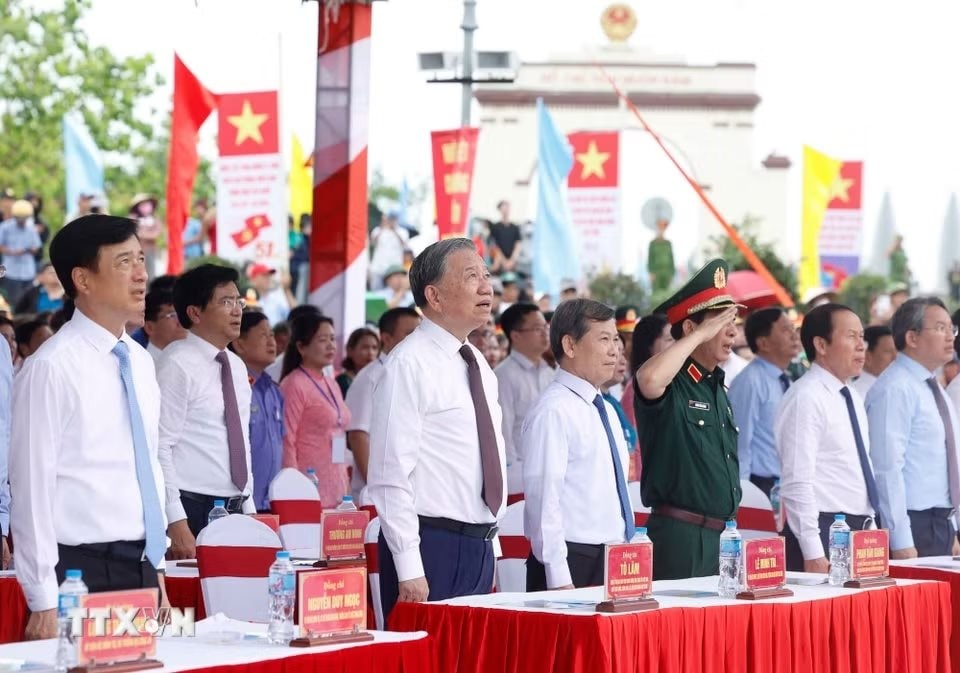 Tổng Bí thư, Chủ tịch nước dự Lễ Thượng cờ "Thống nhất non song"