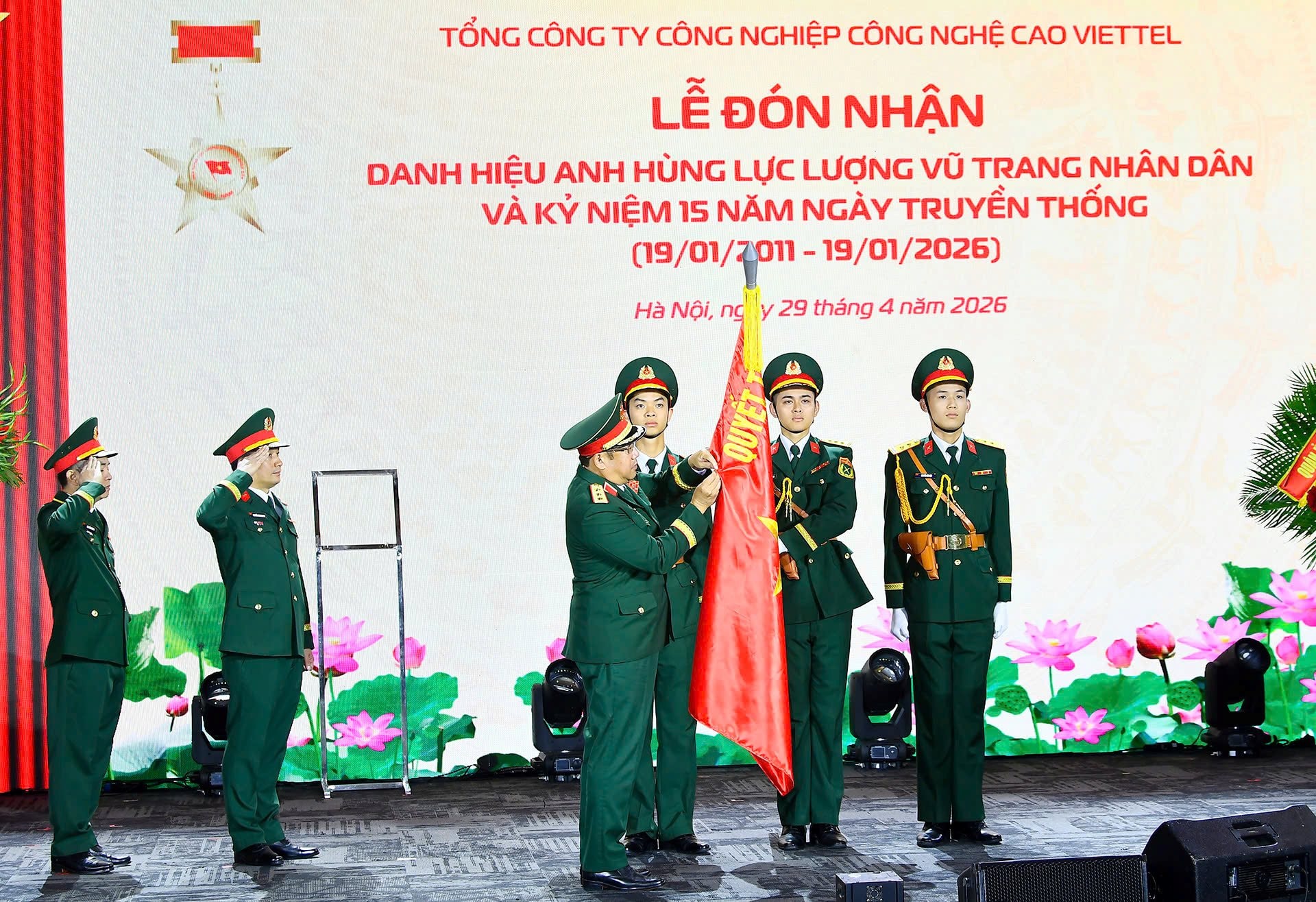 uong-thu-truong-bo-quoc-phong-trao-danh-hieu-anh-hung-luc-luong-vu-trang-nhan-dan-cho-tct-cong-nghiep-cong-nghe-cao-viettel.jpg