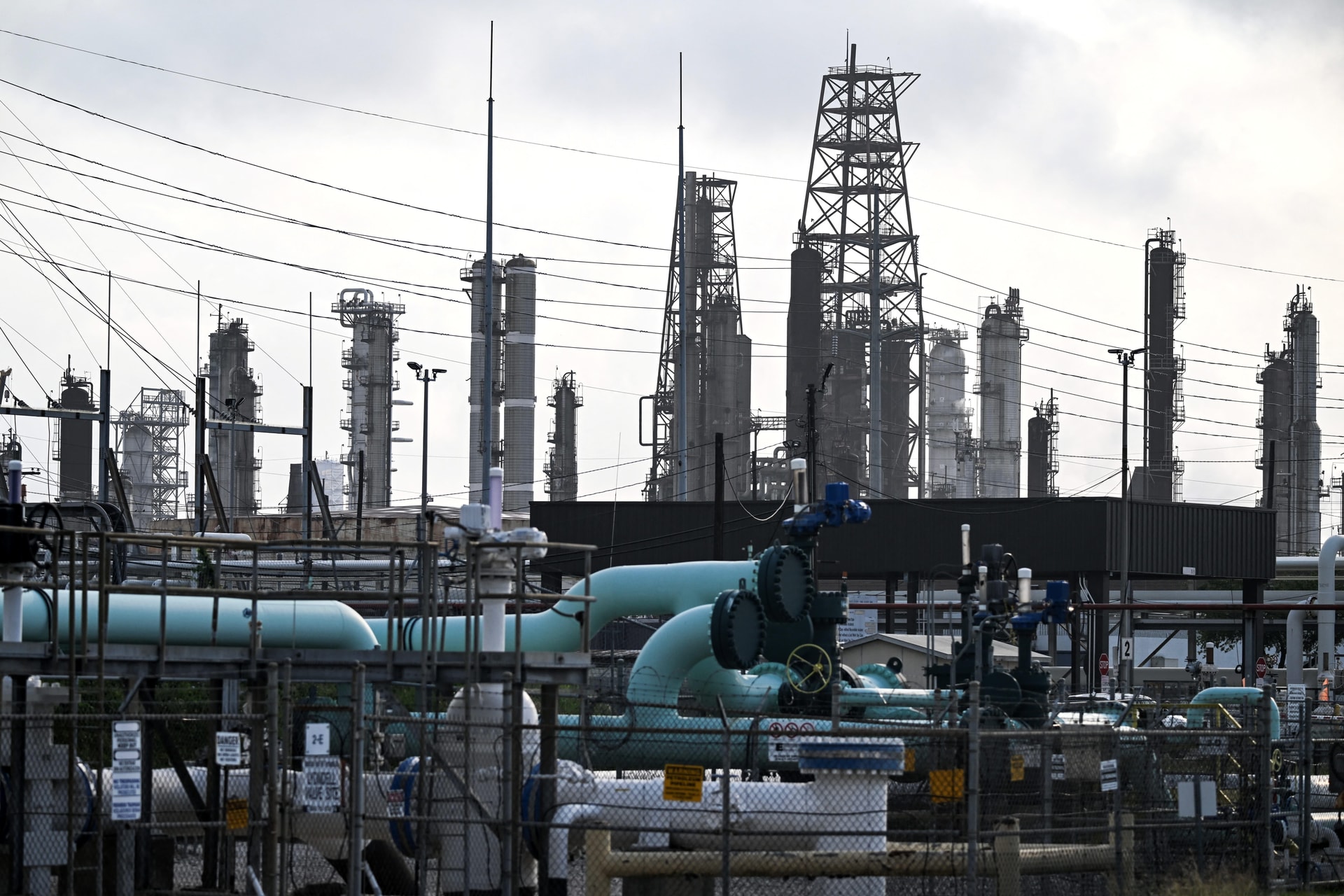 Chuyên gia cảnh báo nhà đầu tư đang "đánh giá thấp" rủi ro từ cuộc chiến ở Iran