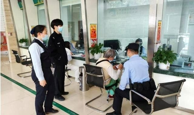 Tài khoản có 300 giao dịch tới 5 tỷ đồng nhưng không có nội dung chuyển: Công an điều tra người phụ nữ sinh năm 1954