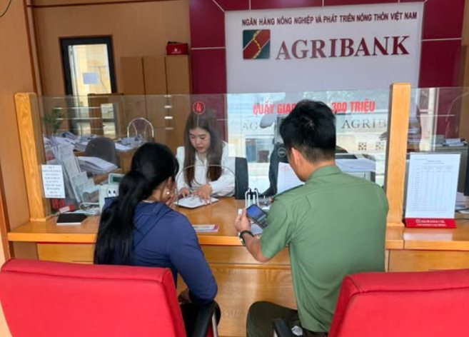 Người phụ nữ SN 1991 đến chi nhánh ngân hàng Agribank rút 26 triệu đồng, giao dịch viên đang làm thủ tục phải vội báo công an
