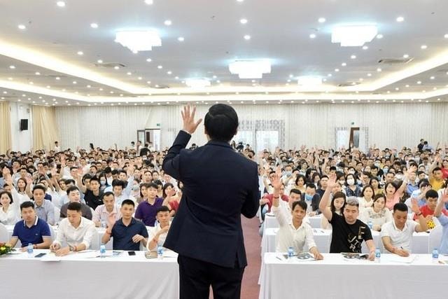 Một công ty "dạy làm giàu" phải dừng bán khóa học, chủ tịch là diễn giả nổi tiếng bất ngờ xin từ chức