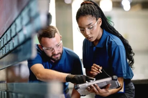Cơn sốt việc làm 2026: Top những nghề nghiệp "hái ra tiền" mà AI không bao giờ thay thế được