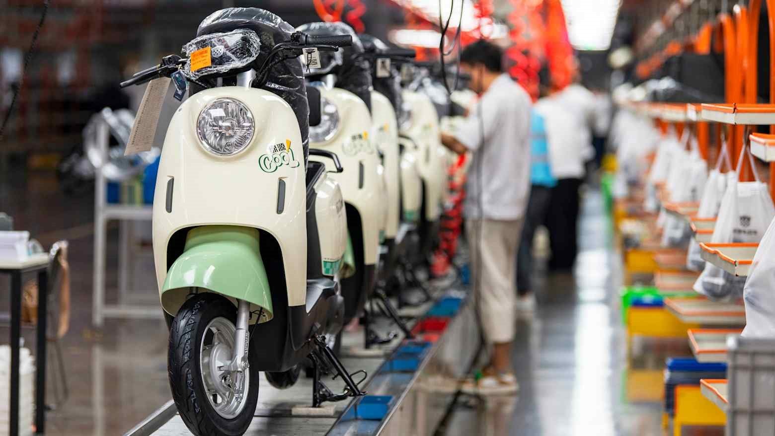 'Thời tới cản không kịp', xe máy điện Trung Quốc ồ ạt đổ bộ vào thị trường hơn 700 triệu dân, có nơi cung không đủ cầu - đâu là nguyên nhân?