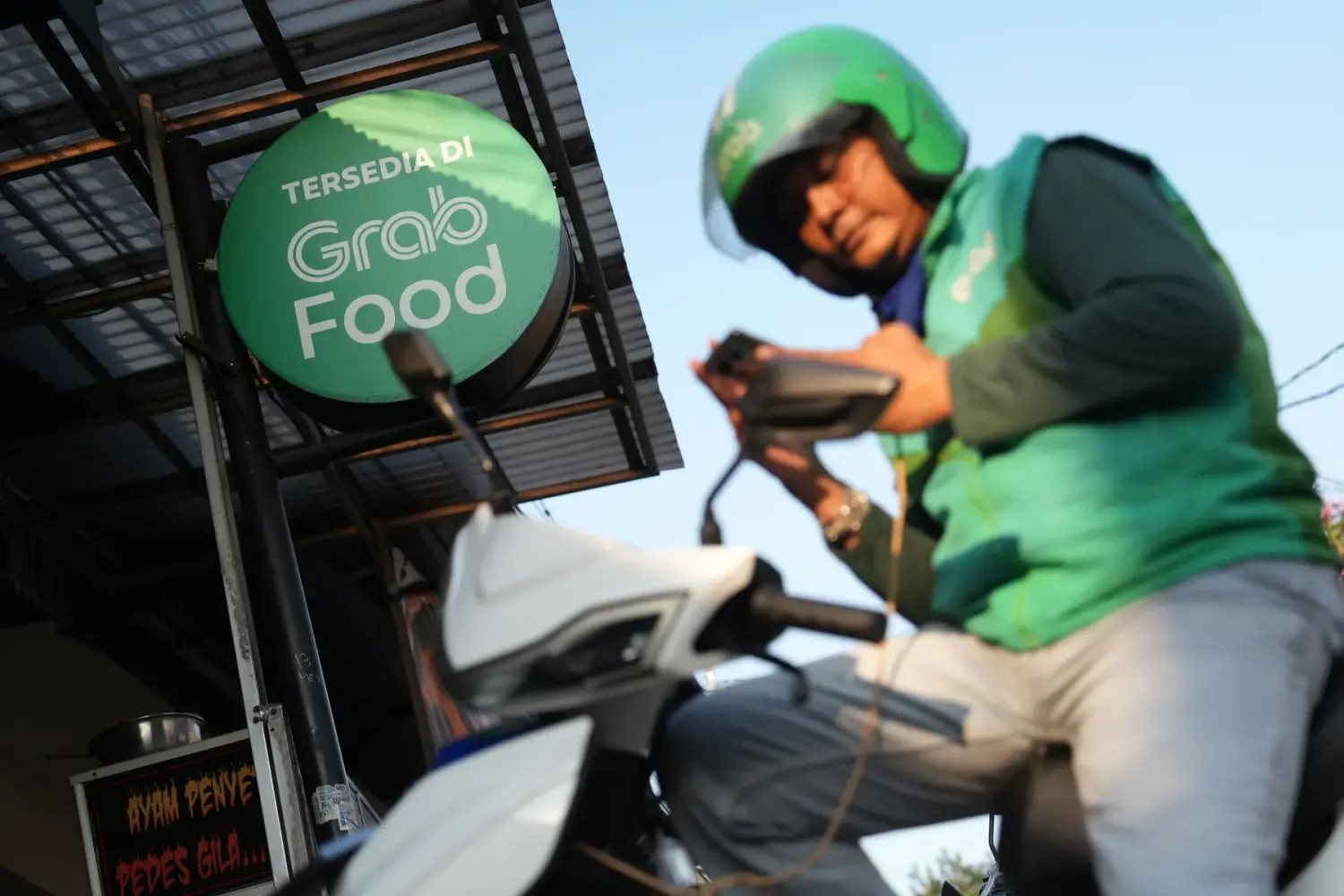 Cho rằng Grab thu phí nền tảng quá cao, láng giềng Việt Nam bắt giảm hơn một nửa, thêm bảo hiểm cho tài xế