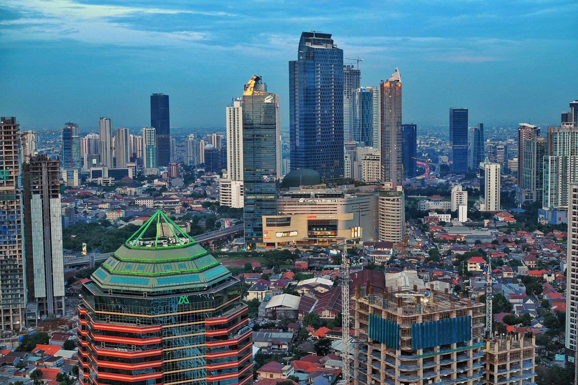 Nền kinh tế lớn nhất Đông Nam Á công bố tăng trưởng quý I/2026 vượt dự báo, cao hay thấp so với Việt Nam?