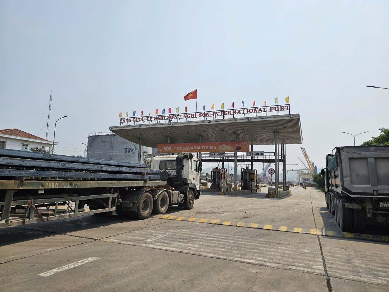 Nhộn nhịp những chuyến tàu cập Cảng Quốc tế Nghi Sơn dịp đại lễ 30/4-1/5